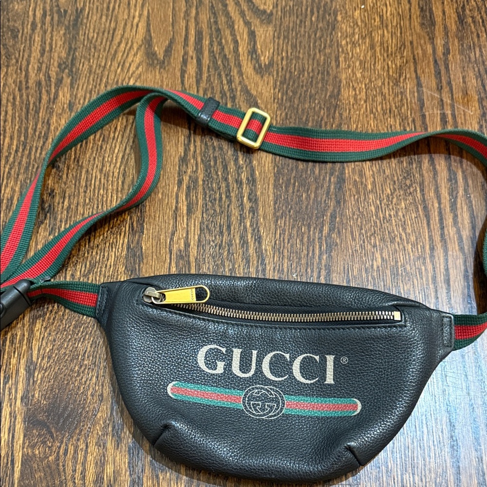 GUCCI Grained Calfskin Small Logo Belt Bag Black - Picture 7 of 13